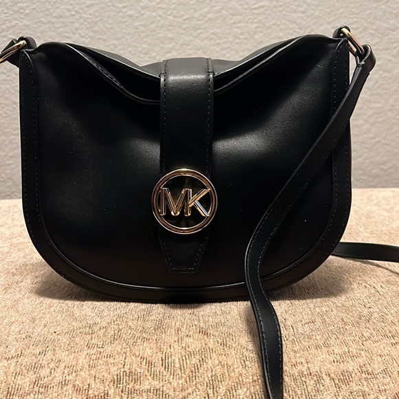 Cute fold over Michael Kors crossbody - Picture 1 of 3